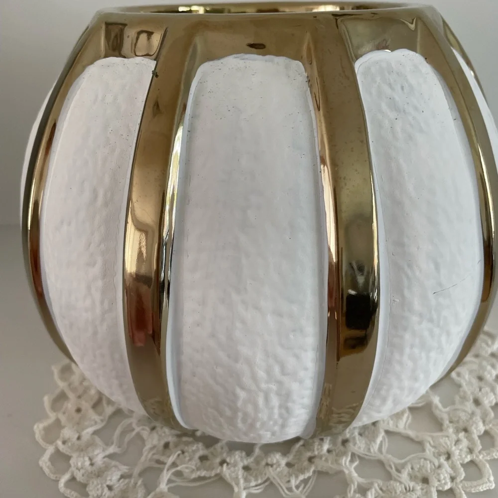 A beautiful textured ceramic flower vase - Picture 8 of 13